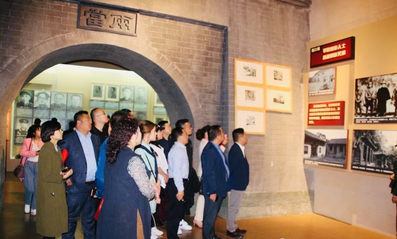 青年企业家专赴两当县参观两当兵变纪念馆，缅怀革命先烈(图2)