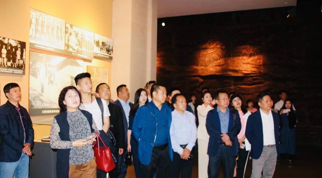 青年企业家专赴两当县参观两当兵变纪念馆，缅怀革命先烈(图3)