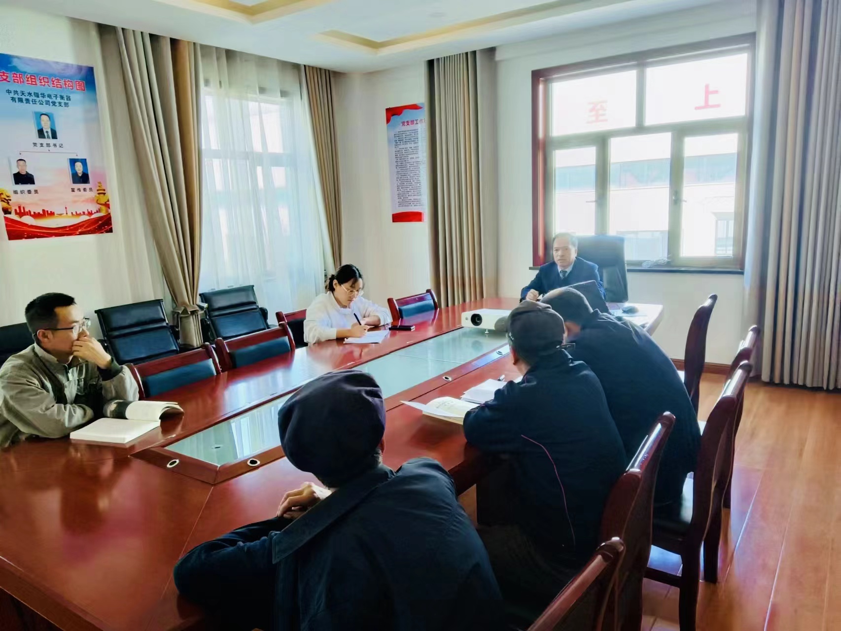 锴华衡器组织公司员工开展党课的学习(图1)