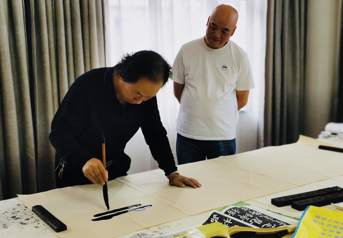 天水著名书画家缑光明先生和杨鉴生老师莅临天水锴华电子衡器有限责任公司写艺(图1)