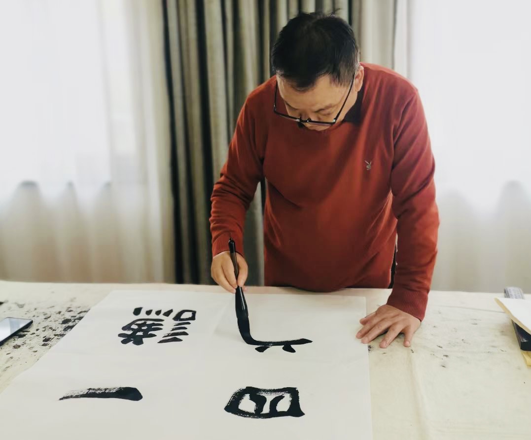 天水著名书画家缑光明先生和杨鉴生老师莅临天水锴华电子衡器有限责任公司写艺(图4)